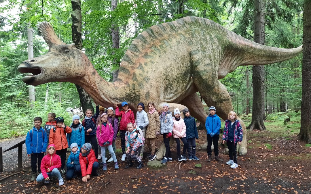 Wycieczka klas III a i III b SP do DINOPARKU