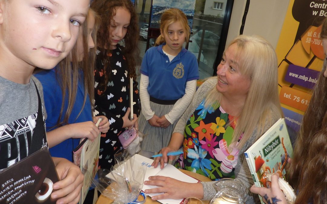 Spotkanie klas 3a i 3b SP z pisarką Agnieszką Frączek