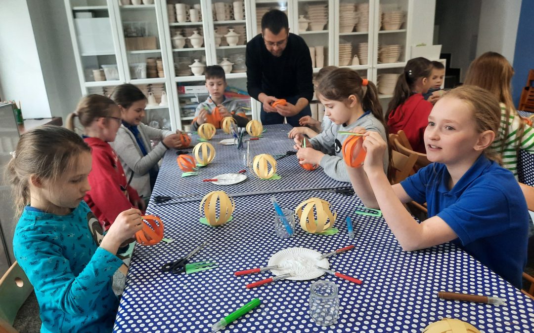 Klasa 3b SP na warsztatach wielkanocnych