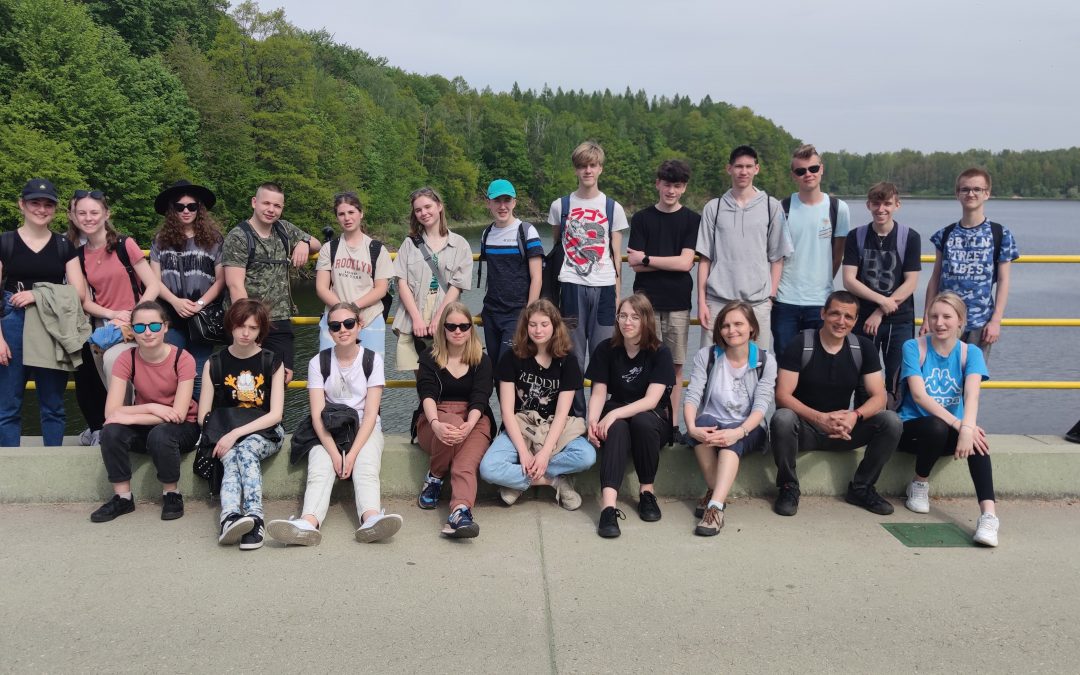 Wycieczka klas 2a i 3b LO nad Jezioro Złotnickie