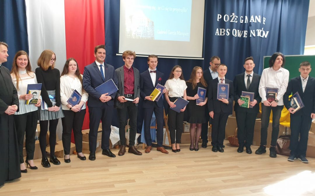 Pożegnanie pierwszych absolwentów IV Publicznego Liceum Ogólnokształcącego Zakonu Pijarów w Bolesławcu