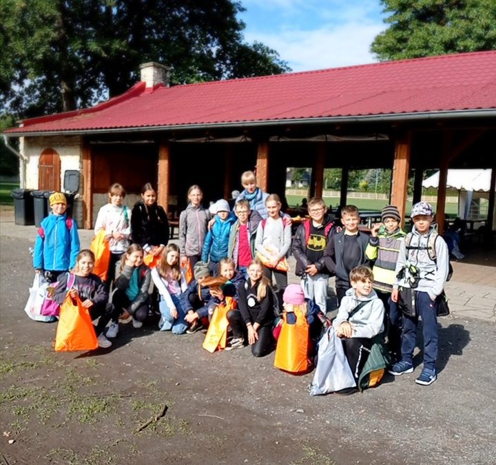 Klasy czwarte świętowały Dzień Chłopaka na ognisku