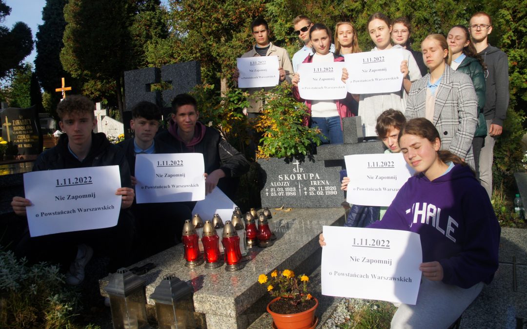Uczniowie klasy III LO odwiedzili groby powstańców warszawskich