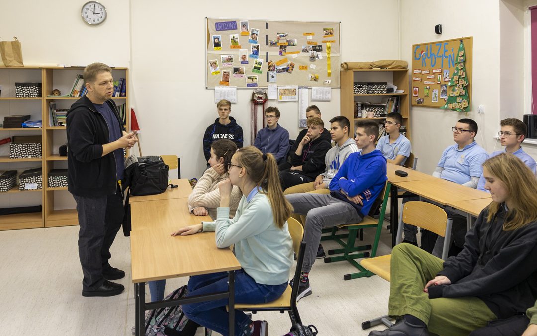 LICEALIŚCI UCZESTNICZYLI W CIEKAWYM SPOTKANIU Z FOTOGRAFEM