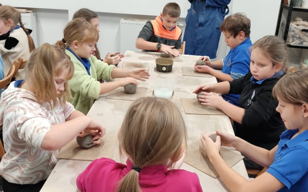 Klasa 3 SP na warsztatach w Centrum Dawnych Technik Garncarskich