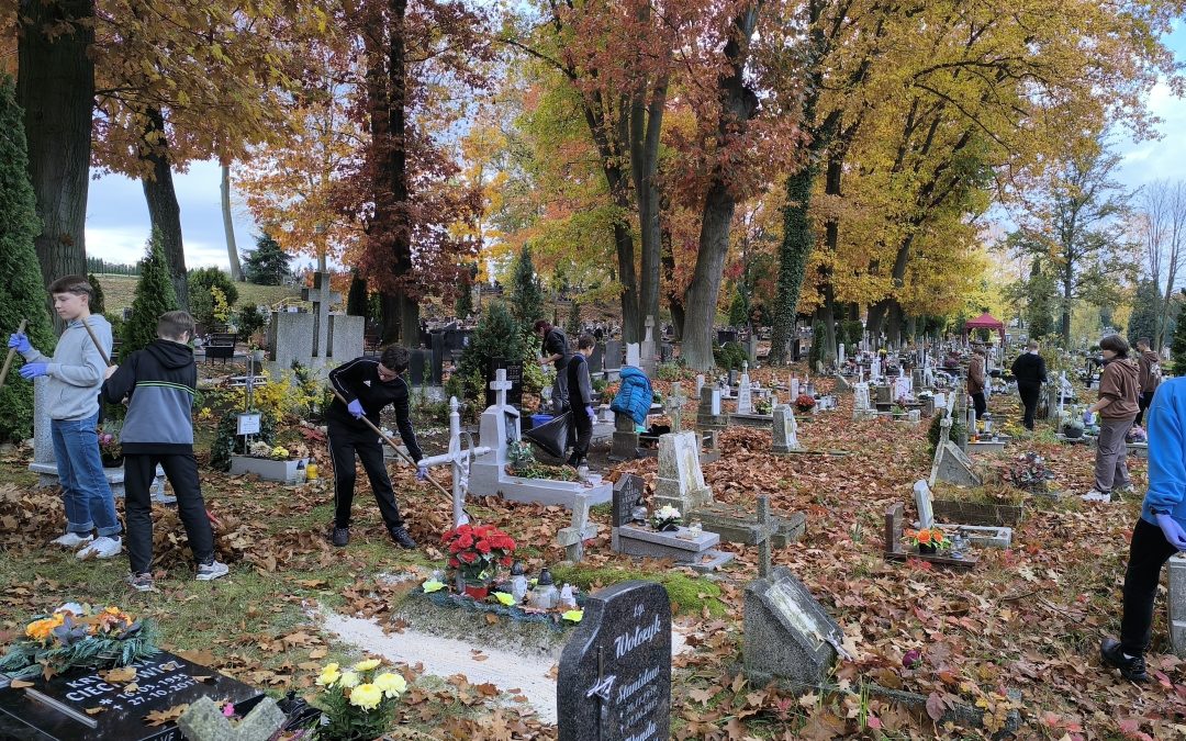 Klasa siódma porządkowała zaniedbane groby