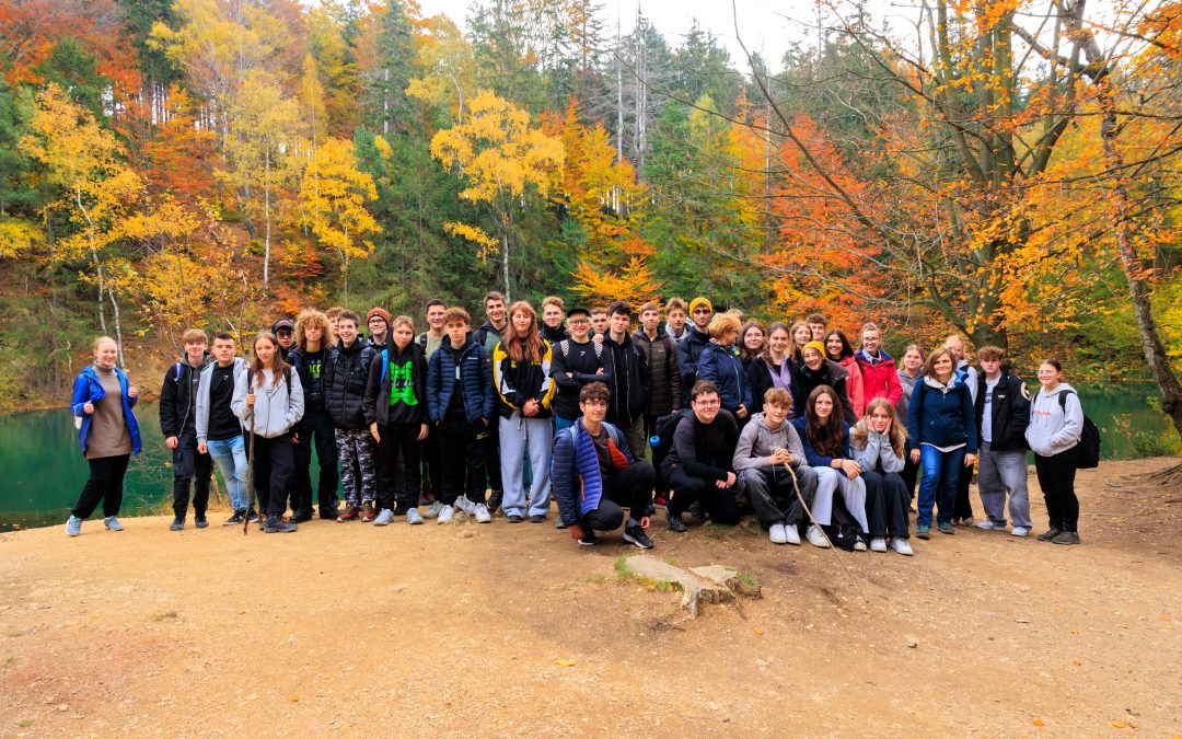 Wycieczka licealistów na Kolorowe Jeziorka w Rudawach Janowickich
