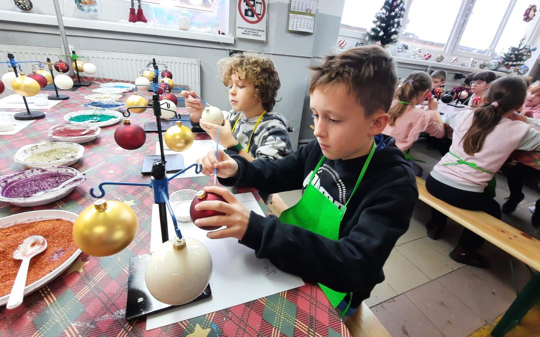 Wycieczka klas trzecich SP do fabryki ozdób choinkowych