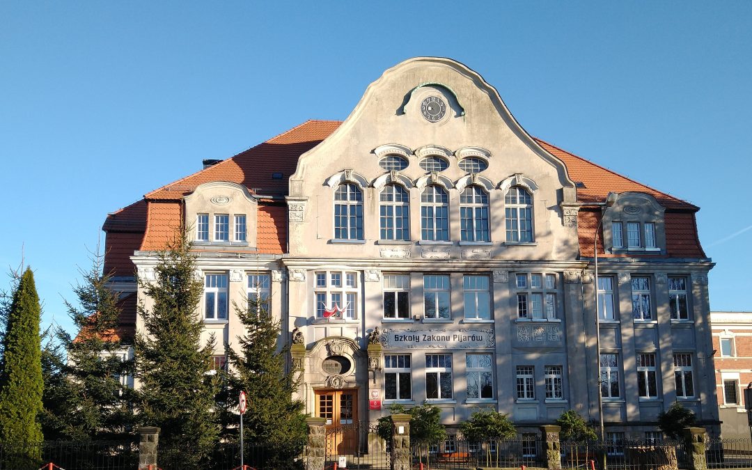 STANOWISKO SPOŁECZNOŚCI SZKÓŁ ZAKONU PIJARÓW W BOLESŁAWCU W SPRAWIE KŁAMLIWEGO I ZNIESŁAWIAJĄCEGO ARTYKUŁU ZAMIESZCZONEGO PRZEZ PORTAL  istotne.pl