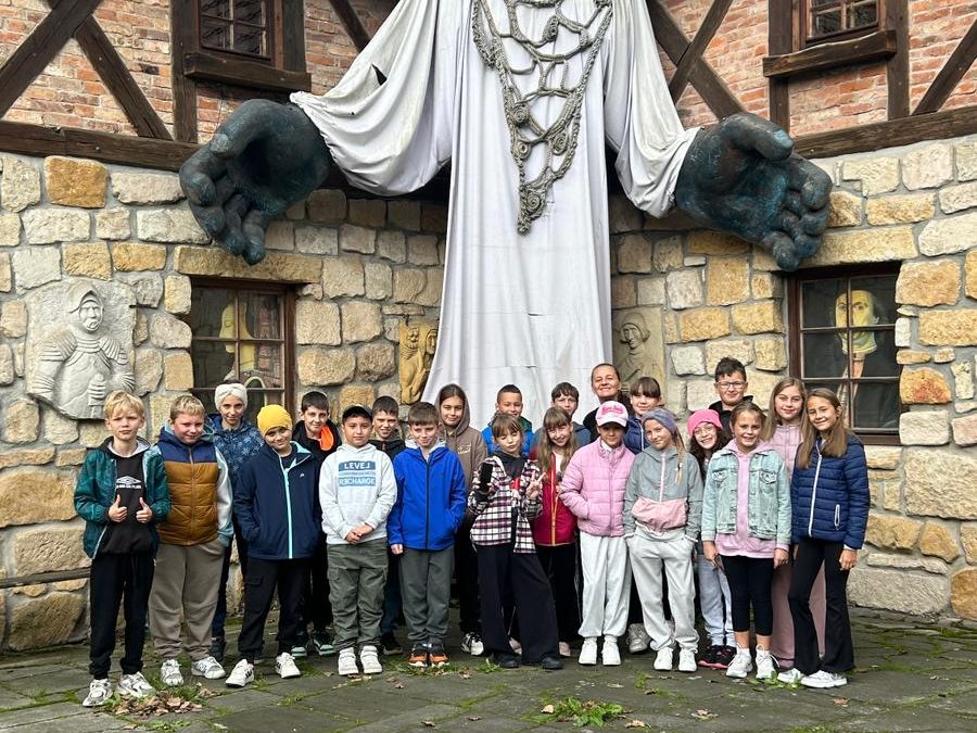 Klasy czwarte odwiedziły Zamek Legend Śląskich w Pławnej