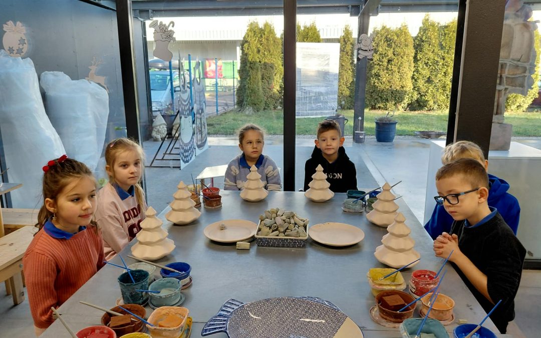 Klasy 1a i 1b SP na przedświątecznych warsztatach ceramicznych