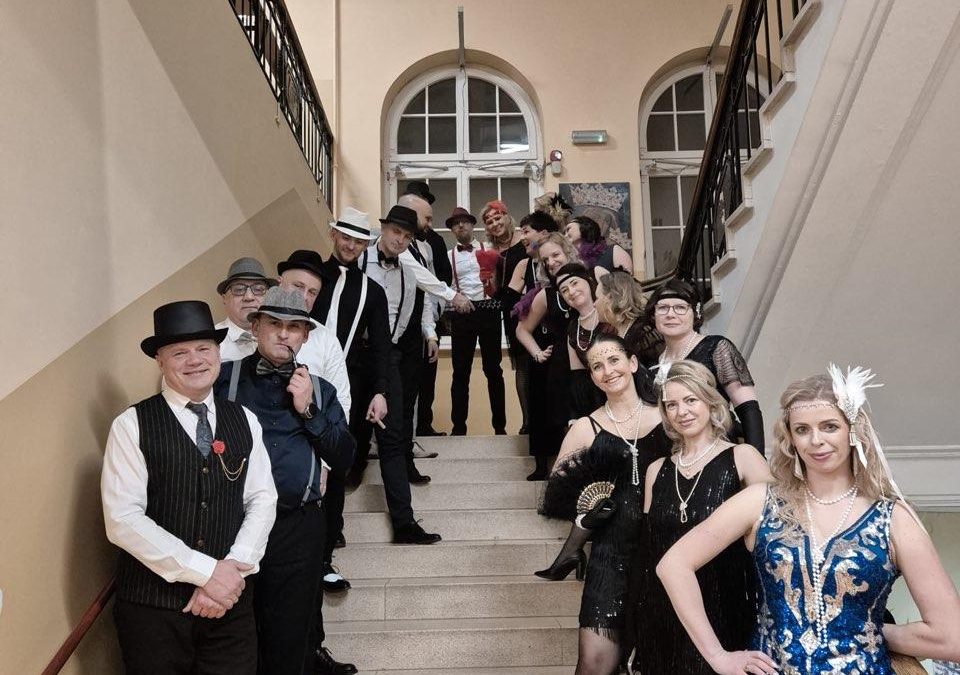 „Lata dwudzieste, lata trzydzieste kiedyś dla wzruszeń będą pretekstem”… , czyli kolejny pijarski bal karnawałowy dla dorosłych za nami!