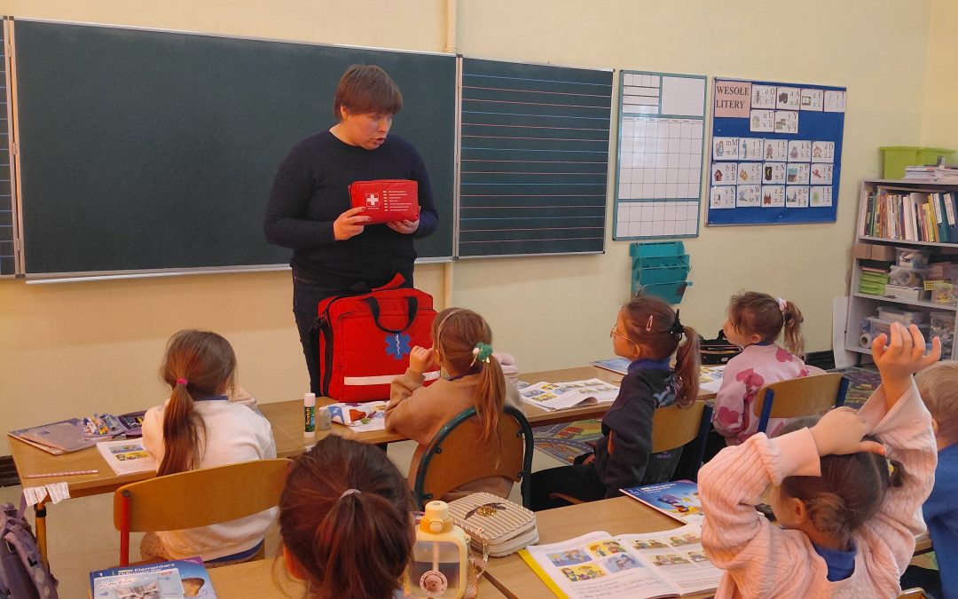 Klasa 1b rozpoczęła cykl zajęć z pierwszej pomocy